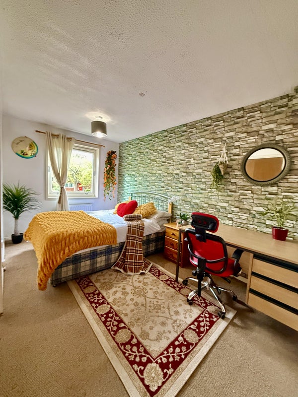 Photo 1: Bedroom 1 (available to rent) 