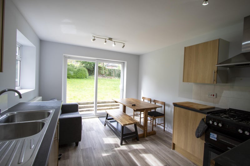 Apartment in Winchester, Stanmore - View 2