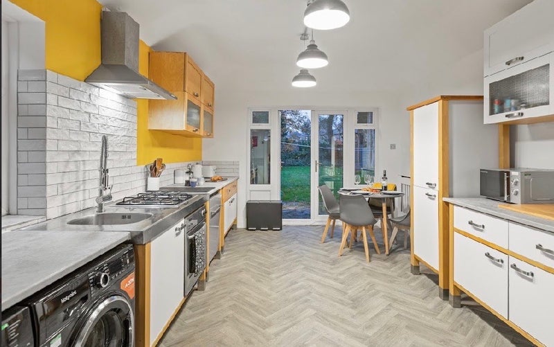 Apartment in Salford, Irlams o' th' Height, Greater Manchester - View 6