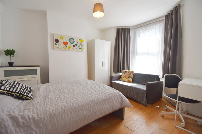 Photo 1: LArge, gorgeous room