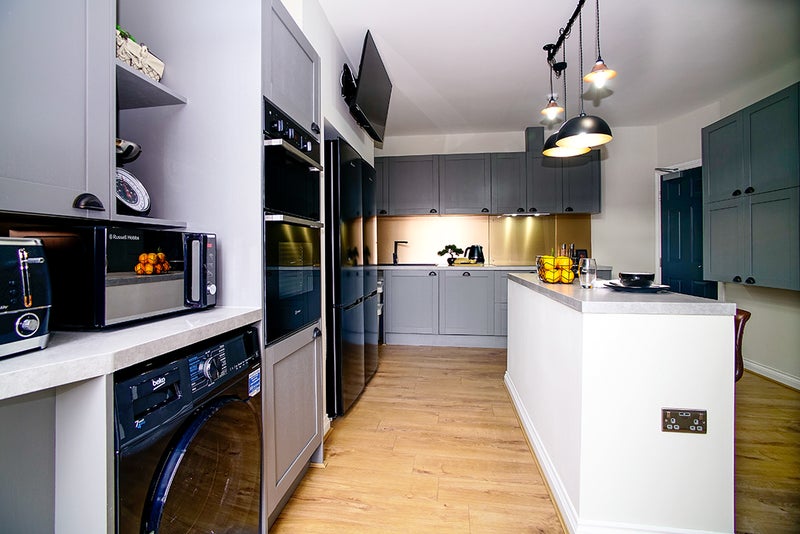 Photo 1: Modern shared kitchen – clean & well kept