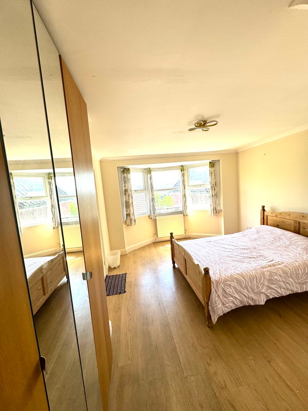 Photo 1: Bedroom 1