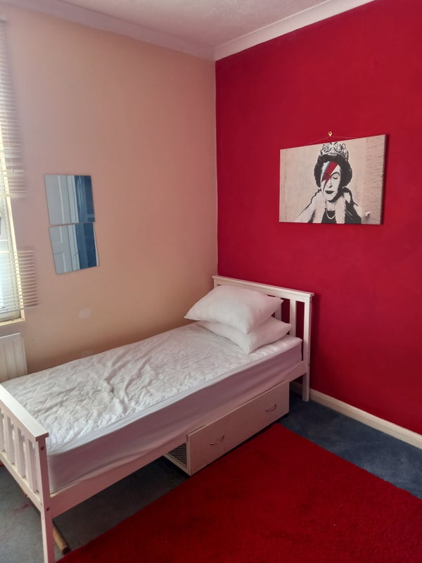 Nice room 4m x 4.5approx furnished - View 4