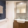Photo 3: En suite modern bathroom 