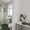 Photo 4: Clean en-suite bathroom