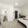 Photo 3: Light, airy XL double ensuite room