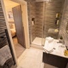 Photo 3: En suite
