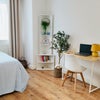 Photo 2: Bright and spacious double room with desk area
