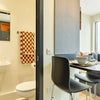 Photo 3: En-suite bathroom & breakfast bar