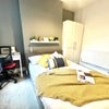 Photo 3: Room 2: Bright and spacious double room - short walk to the station