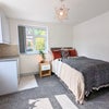 Photo 3: Room 10 En Suite