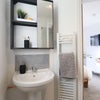 Photo 7: Room 6 - Modern en-suite