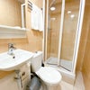 Photo 7: 1 Communal bathroom