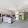 Photo 1: Spacious room 