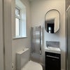 Photo 3: Modern en-suite