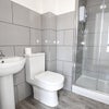 Photo 4: 🚿 Modern Full Bathroom