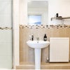 Photo 2: En suite 