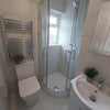 Photo 5: Room 3, En-suite room