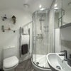 Photo 3: En- suite