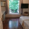 Photo 5: Room with garden view and kitchen bar with cabinets