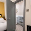 Photo 5: Room 15  ensuite