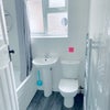 Photo 9: Bathroom (wc, sink & bath/shower)