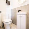 Photo 15: Room 5: en-suite bathroom with 24/7 running hot water