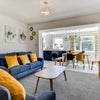 Photo 8: Lounge
