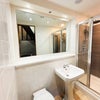 Photo 5: Room C private en-suite bathroom 