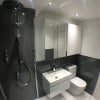 Photo 4: bathroom