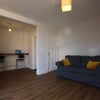 Photo 3: LOUNGE & BREAKFAST BAR