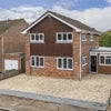 Photo 3: Detached house with plenty of parking