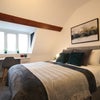 Photo 4: Room 5 - en suite - available NOW