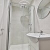 Photo 5: En suite