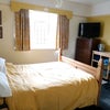 Photo 2: Double bed, bright room