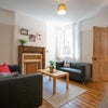 Photo 8: Livingroom