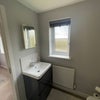 Photo 4: En suite bathroom 