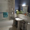 Photo 4: Main bathroom 