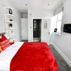 Photo 4: Large double bedroom with en-suite available now