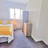 Photo 9: Room 5 en suite