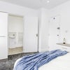 Photo 2: Large Double Ensuite Room