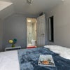 Photo 6: Bright & airy en-suite room