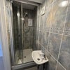 Photo 4: En suite bathroom 