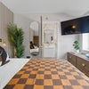 Photo 2: STUNNING STYLISH BEAUTIFUL APARTMENT