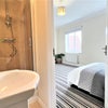 Photo 4: En-suite bathroom 