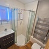 Photo 2: Large Double Ensuite