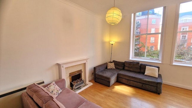 Looking for a flatmate in 2 bedroom flat Main Photo