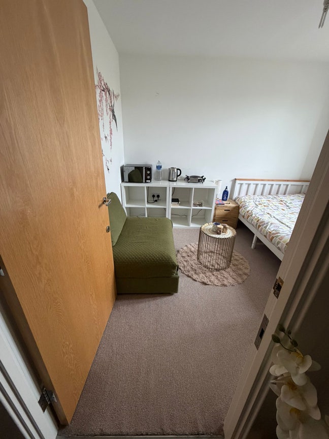 Furnished double room 5 mins walk to train station Main Photo