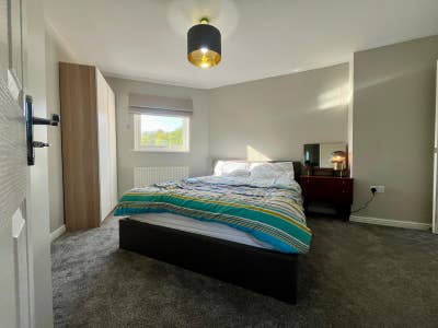Spacious, modern room in a convenient location   Main Photo
