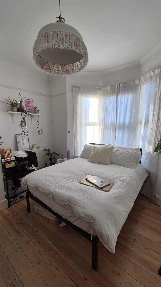 Spacious double room in a bright 2-bed flat Main Photo